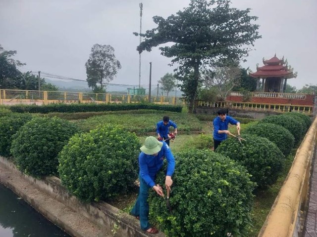 Đoàn thanh niên xã tổ chức lao động cắt tỉa, chỉnh trang, dọn vệ sinh trong và ngoài khuôn viên nhà bia ghi tên các anh hùng liệt sỹ xã.